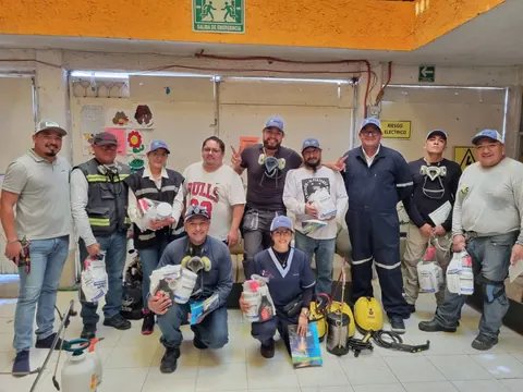 Técnicos de control de plagas de PCD Solutions en una capacitación