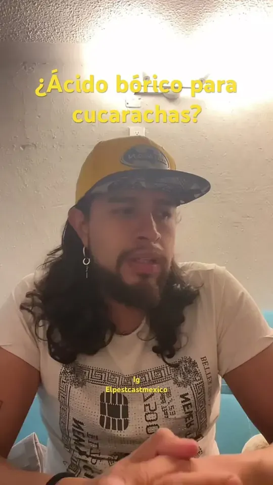Daniel Torres, el Fumigador Bonito, grabando un video para TikTok sobre cucarachas